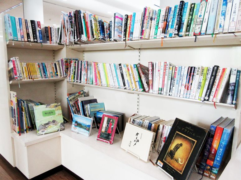 コーナー9「本で旅する。」コーナー本棚