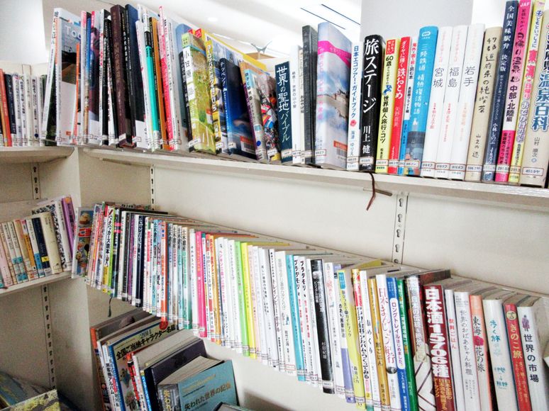 コーナー9「本で旅する。」コーナー本棚