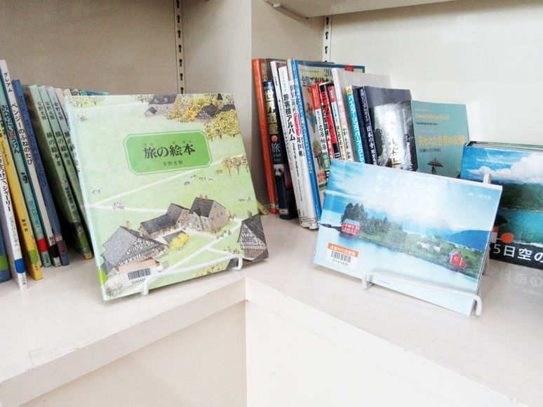 コーナー9「本で旅する。」コーナー本棚