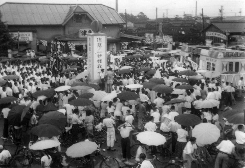 津島北高等学校の歴史写真　津島商工の甲子園出発を見送る市民
