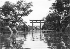 水に浸かった津島神社南鳥居と石燈