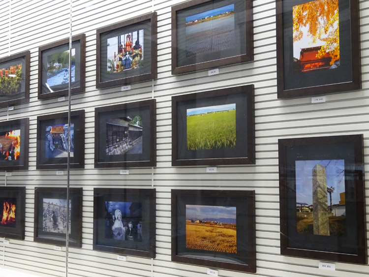 入口展示「TSUSHIMA写真倶楽部　津島の風景 vol.3」